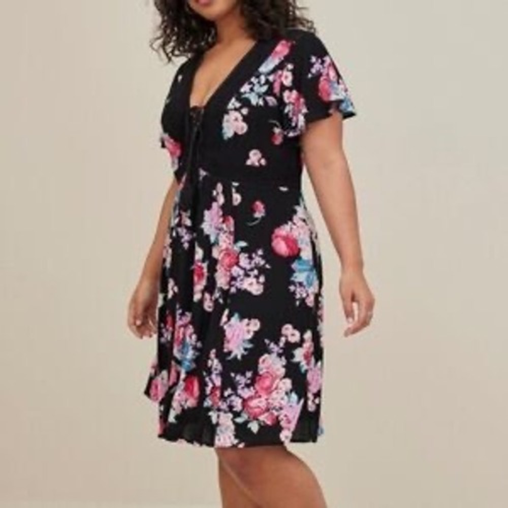 Torrid Black Floral Lace Up Crochet Trim Flutter Sleeve Dress 4X Plus‎ Size Boho
